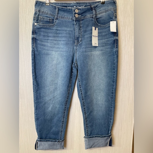 NWT WallFlower Women’s Plus Size 14W Cuffed Capri Jeans Embellished Pocket - Picture 1 of 7